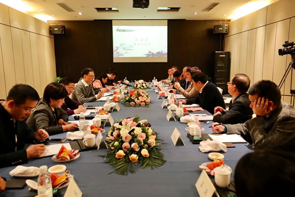 荆州市市长崔永辉与武汉城市圈荆州商会部分企业家亲切座谈，共叙家乡情谊，共商发展大计