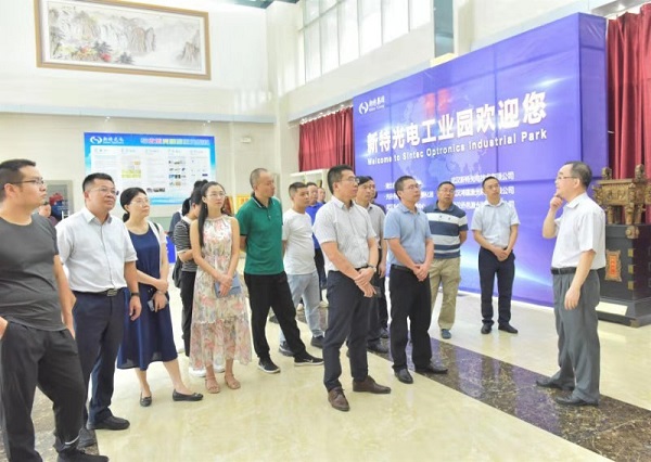 “恩施州金融人才能力提升第二期金融稳定与发展专题研修班”学员参观新特光电工业园