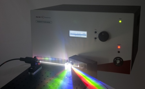 高功率超连续谱光源的白光输出通过衍射光栅在空间上分散，以展示光谱内容